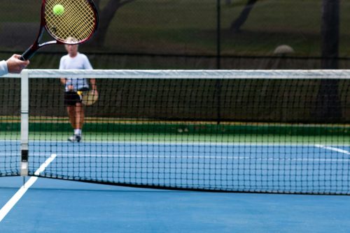 Read more about the article Why Does The Tennis Net Sag Or Drop In The Middle?