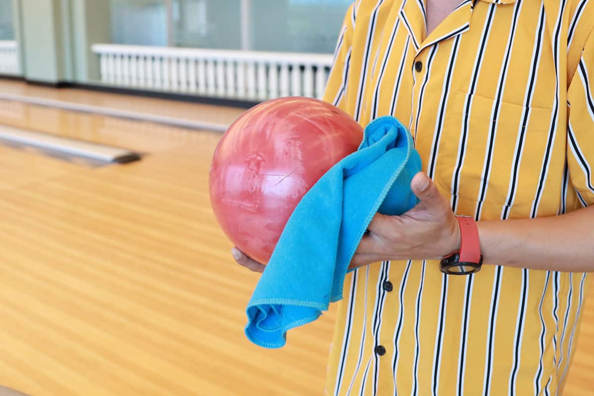 cleaning bowling ball in bowling club