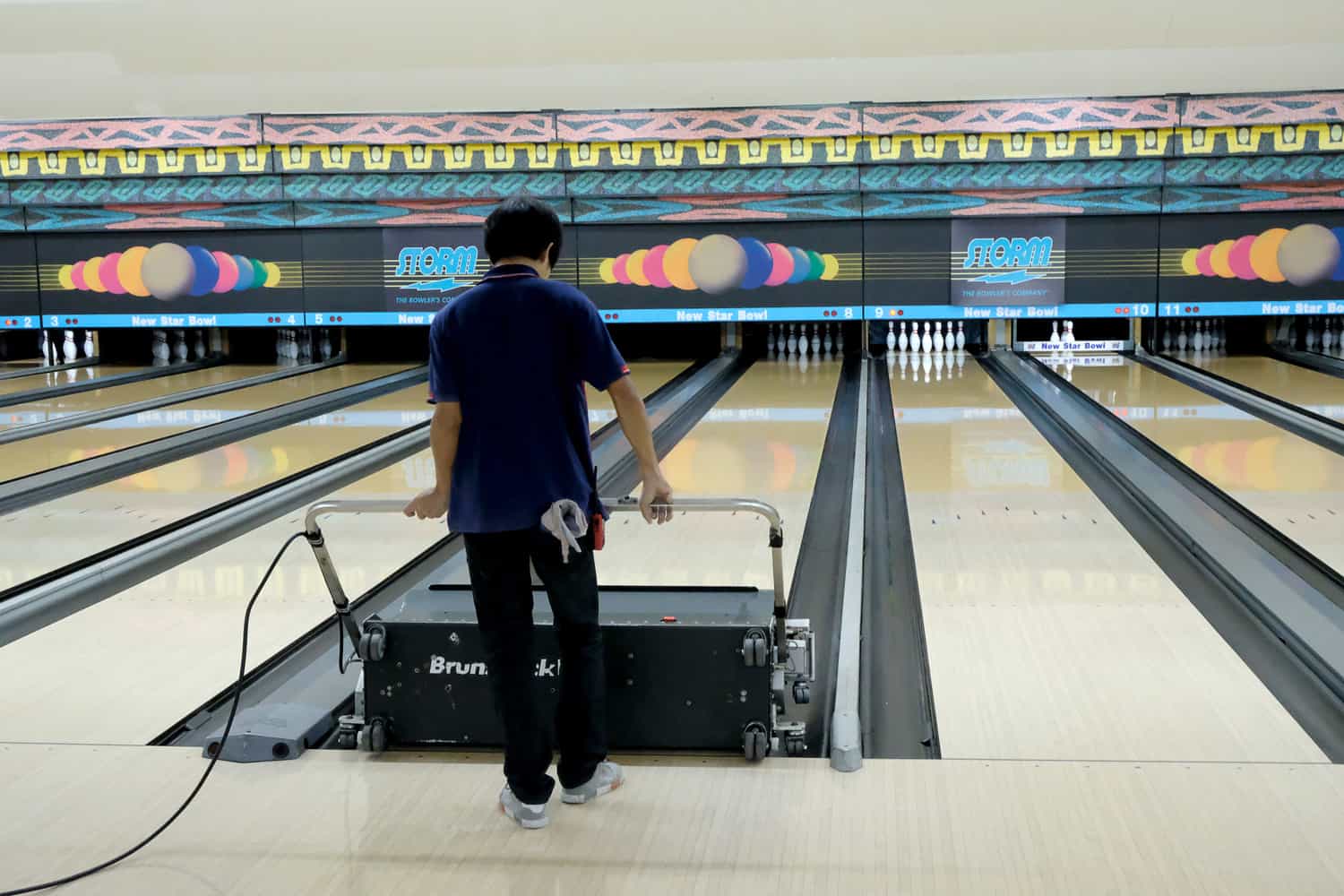 Maintenance and maintenance of the bowling lanes with automatic machines by skilled technicians.